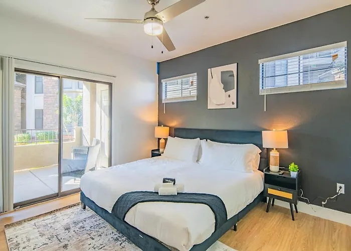 Chic 2bd King Bed With Pool, Hot Tub, Gym, Parking