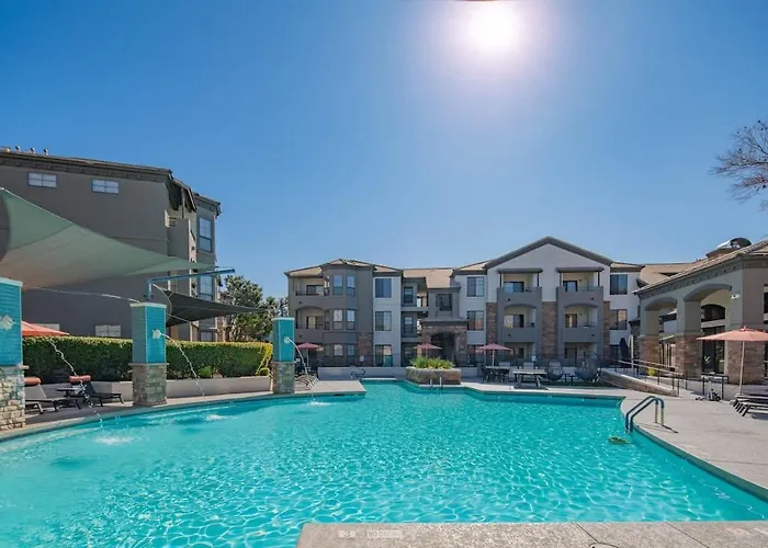 Chic 2bd King Bed With Pool, Hot Tub, Gym, Parking * Glendale