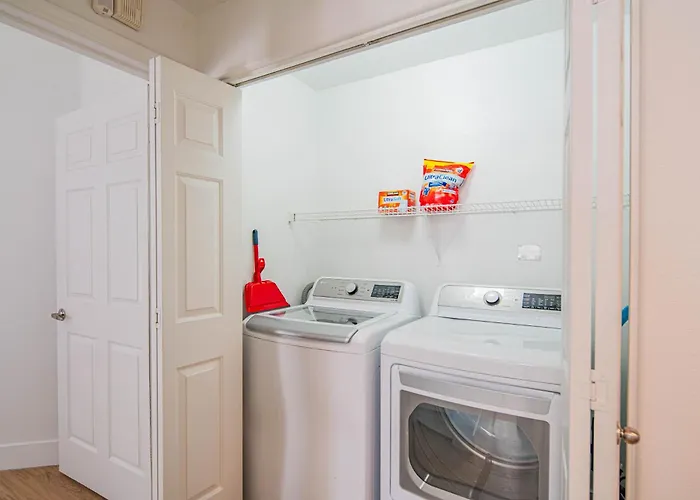 Chic 2bd King Bed With Pool, Hot Tub, Gym, Parking *