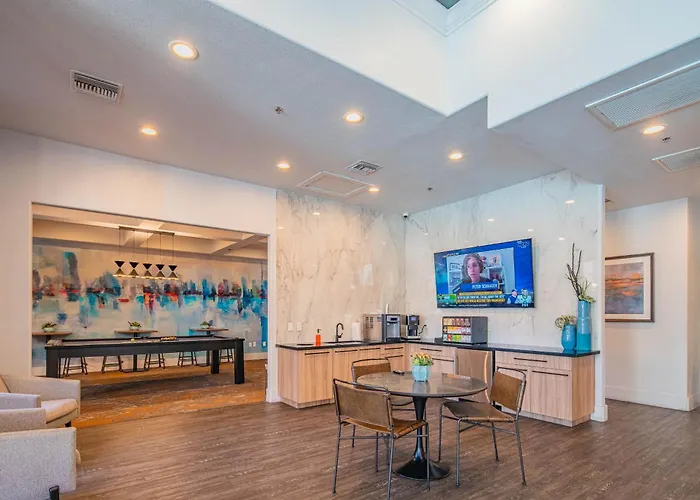 Chic 2bd King Bed With Pool, Hot Tub, Gym, Parking