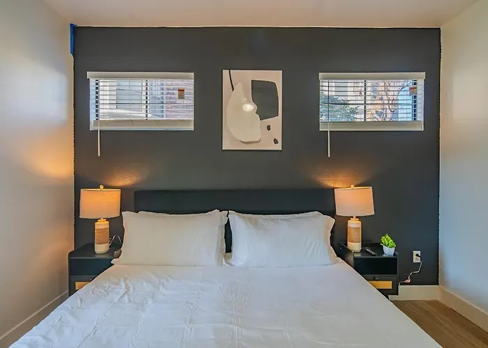 Chic 2bd King Bed With Pool, Hot Tub, Gym, Parking Glendale
