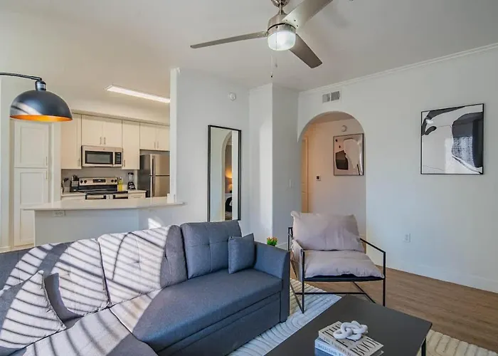 Chic 2bd King Bed With Pool, Hot Tub, Gym, Parking *