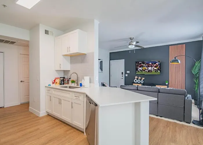 Chic 2bd King Bed With Pool, Hot Tub, Gym, Parking Apartament