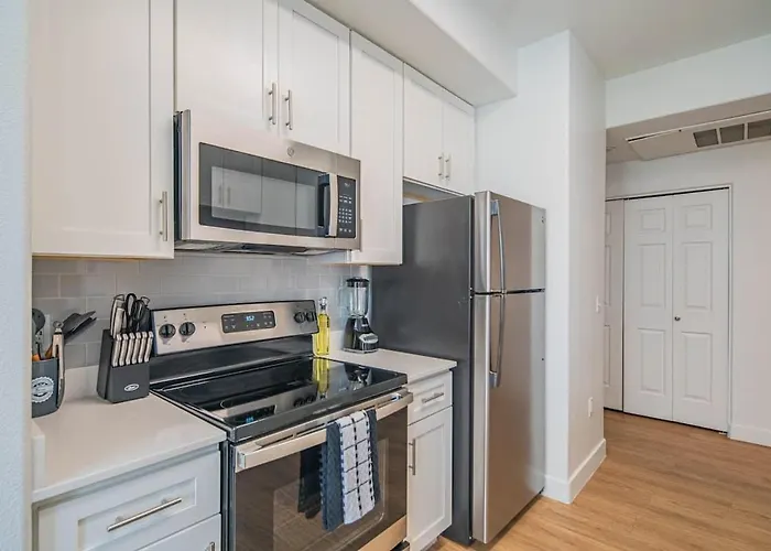 Chic 2bd King Bed With Pool, Hot Tub, Gym, Parking Apartament Glendale