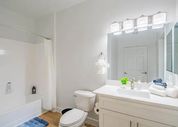 Chic 2bd King Bed With Pool, Hot Tub, Gym, Parking * Glendale
