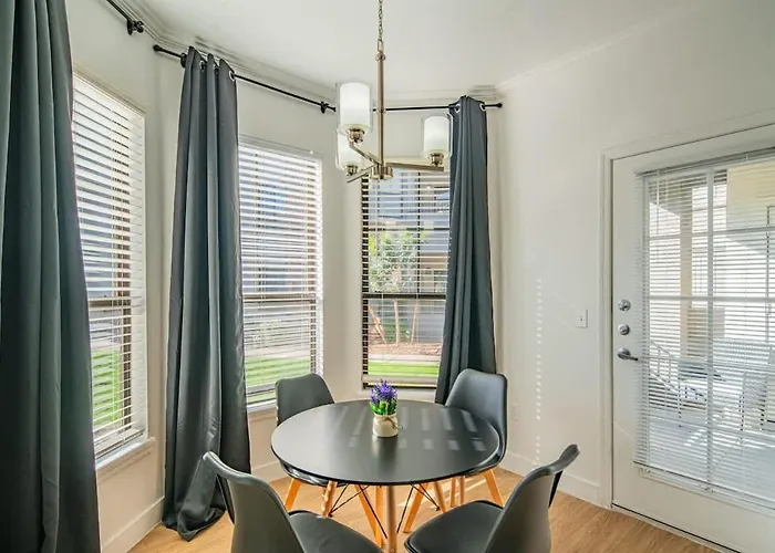 Chic 2bd King Bed With Pool, Hot Tub, Gym, Parking Glendale